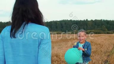 微笑少女在一起妈妈在麦田里<strong>打气球</strong>